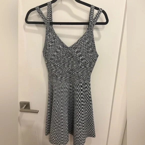 GUESS BLACK AND WHITE DRESS - Picture 4 of 6